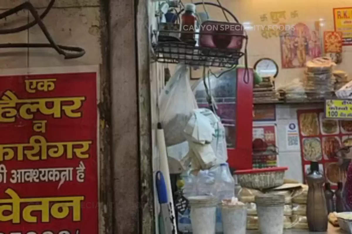 Momos Shop Offers rs 25000 for Helper