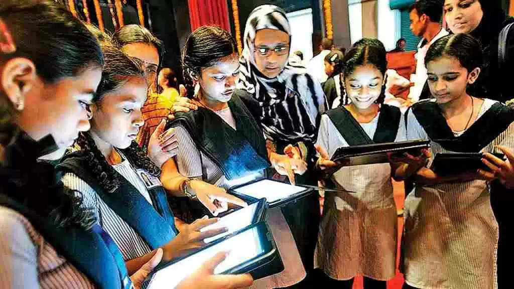 Haryana-Tablet-Yojana-Student