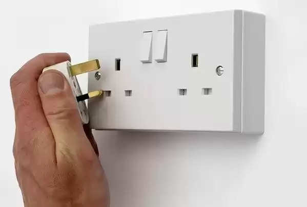 there-a-third-pin-in-an-electric-plug