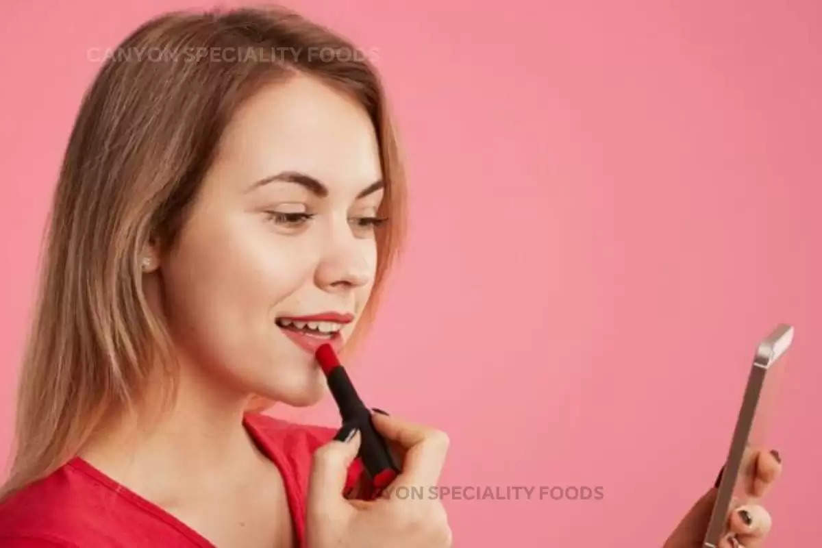 How did women apply lipstick 500 years ago