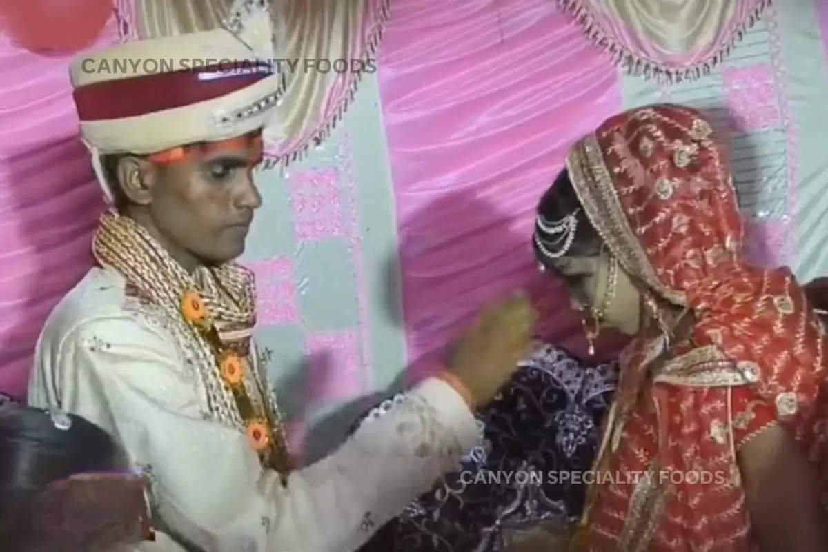 bride groom fight in wedding, dulha dulhan ki ladai, bride beat groom on stage, bride smell alcohol from groom mouth, groom drink alcohol bride smell, bride smell alcohol from groom mouth, bride groom fight video, wedding viral video,