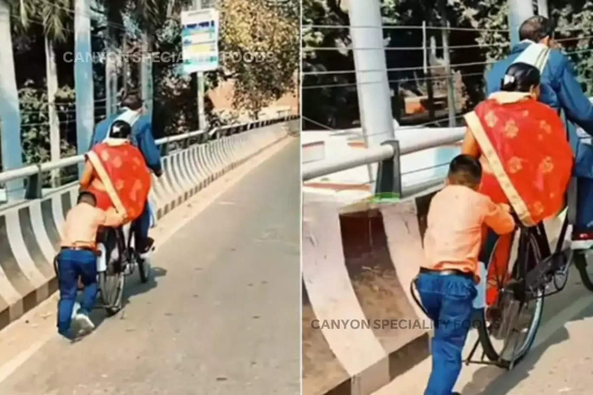 Bete ne ki papa ki madad, Little Boy pushing bicycle , father son viral video , father son video , father son love, Little Boy video, emotional video, viral video, trending video,