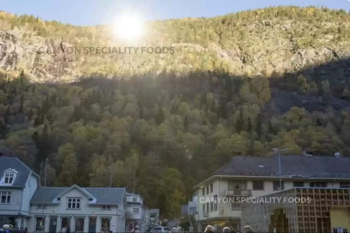 italian-town-uses-giant-mirror