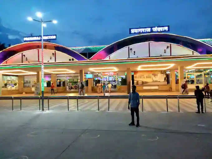 prayagraj railway station ki photo 2