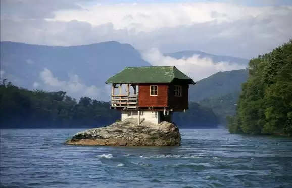 lonely house on rock, house made on rock, house made in middle of river, house in river serbia, serbia house in river on rock, house on rock in river, lonely house, most lonely house, house on rock in drina river,