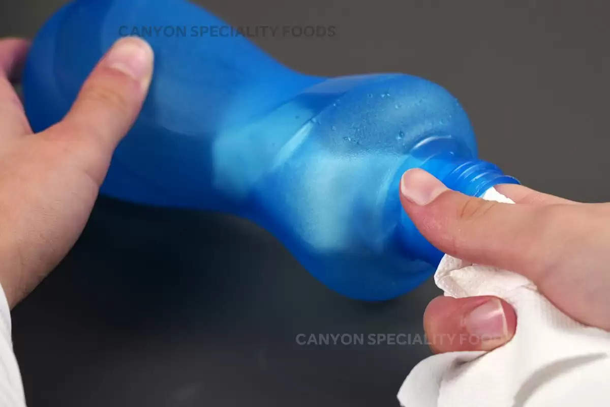 how-to-clean-plastic-bottles-for-fridge-article (1)