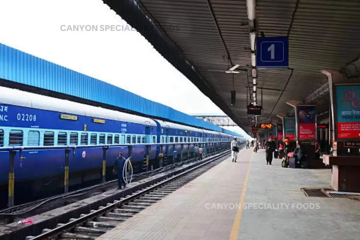 Train,Railway,mathura junction,most busiest railway station,station,railway,busy, station,रेलवे स्टेशन, मथुरा,IRCTC,Railway station, (Mathura Railway Station,India's busiest railway station,Mathura junction Railway Station