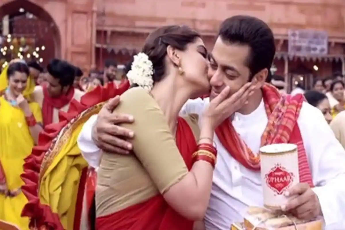 Sonam-Kapoor-and-Salman-Khan-kiss