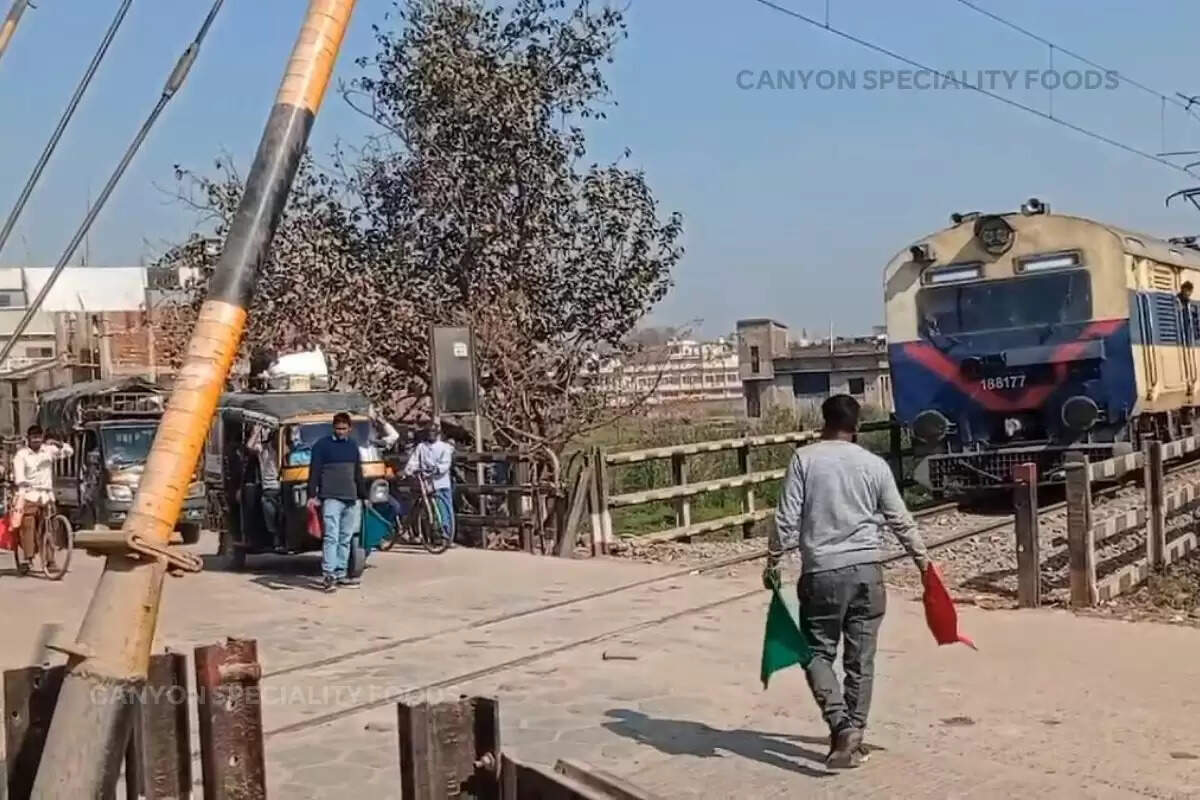 Railway Crossing Gate open and Close time