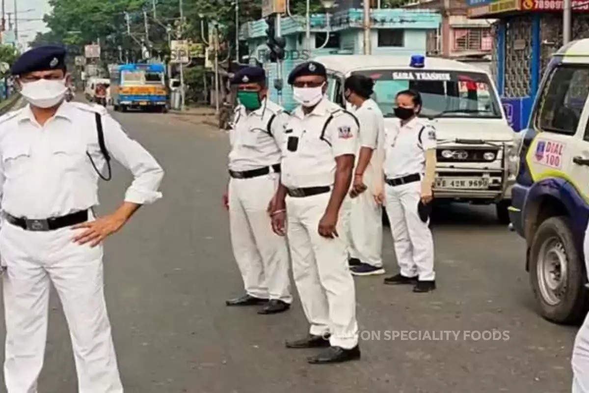 kolkata-police-wear-white-uniform-instead-of-khaki