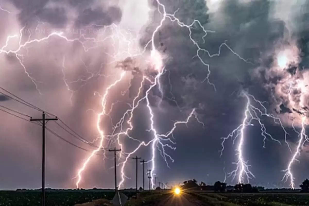 voltage of lightning