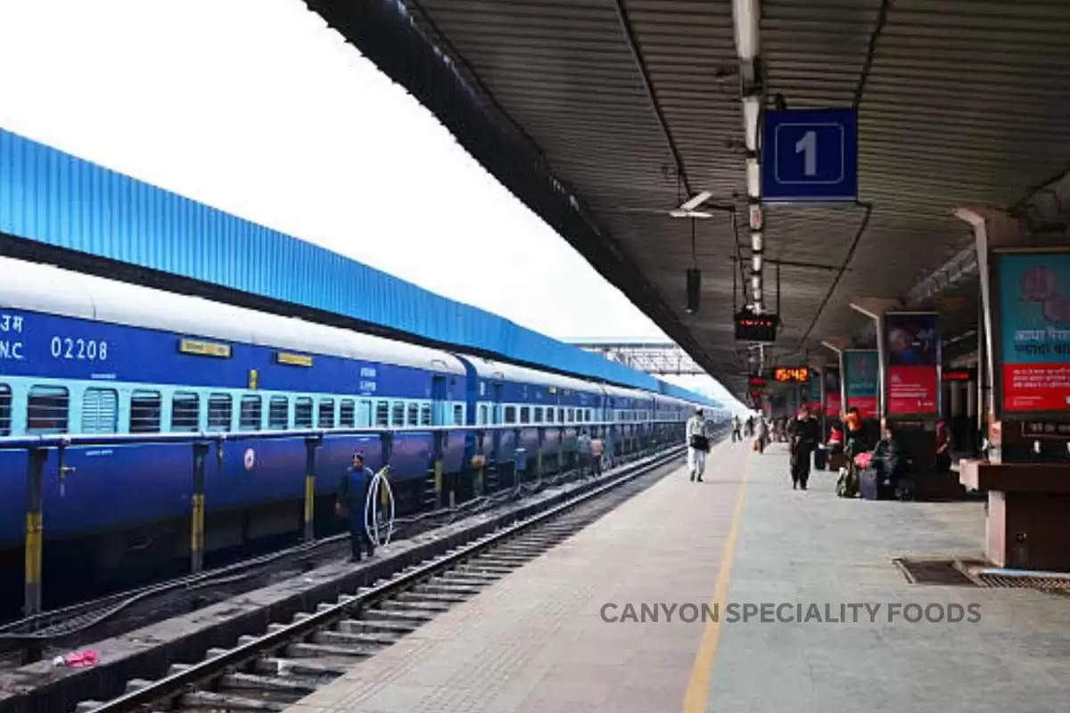 Train,Railway,mathura junction,most busiest railway station,station, railway, busy, station, train, railway,रेलवे स्टेशन, मथुरा, व्यस्त, जंक्शन, मथुरा, ट्रेन, रेलवे, नेटवर्क, रेल नेटवर्क, सबसे बड़ा नेटवर्क, बिजी स्टेशन